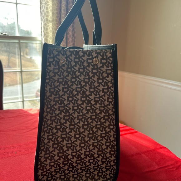 DKNY Carlita Large Book Tote- brand new - Picture 3 of 4